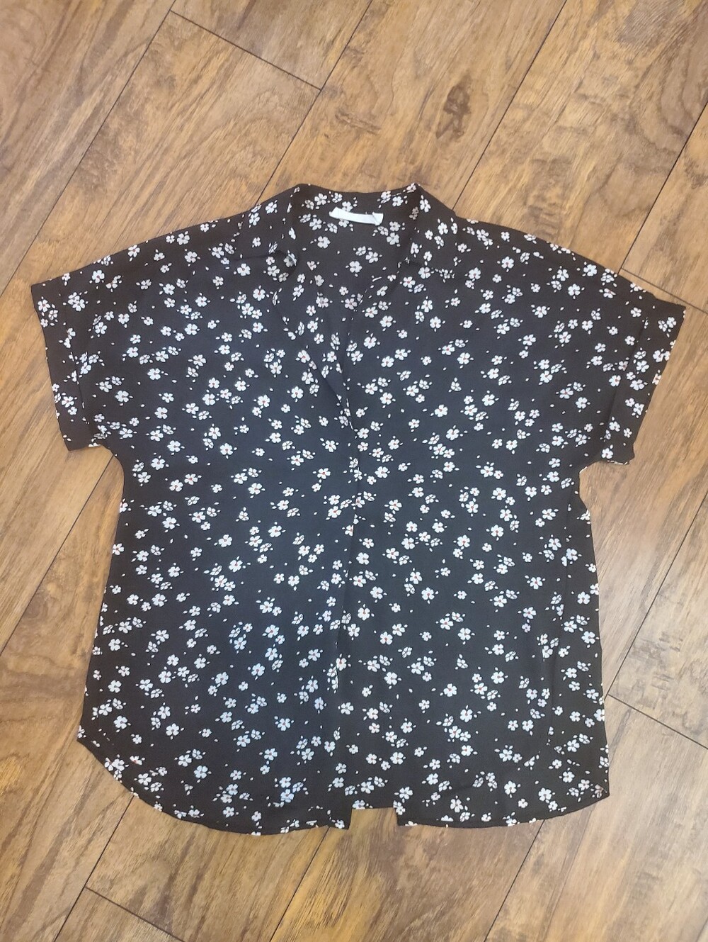 All In Favor Floral Button Front Blouse Black Daisy Print Short Sleeve Top Women
